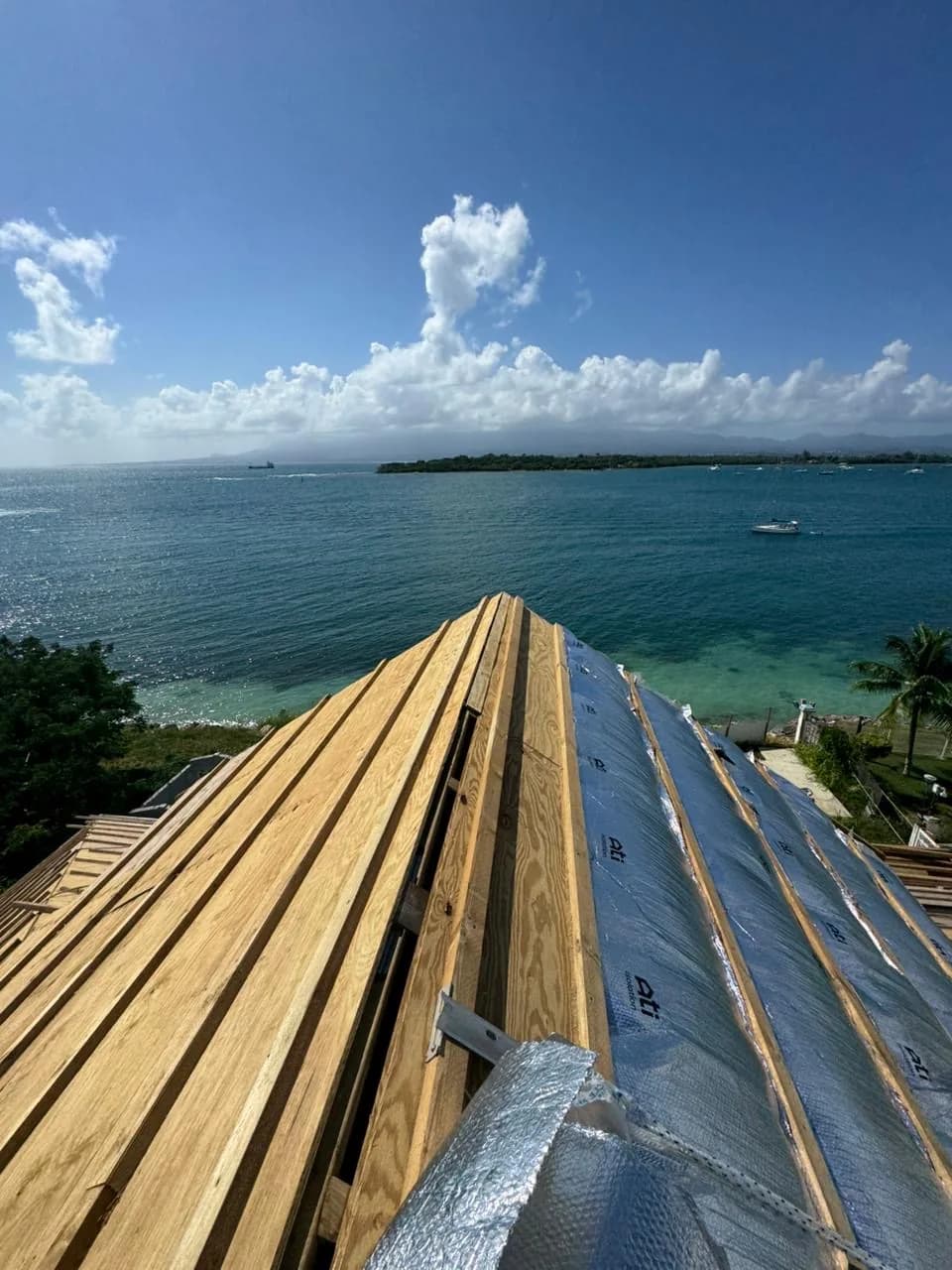 Vue drone panoramique d'une installation chez un particulier en bord de mer en Guadeloupe