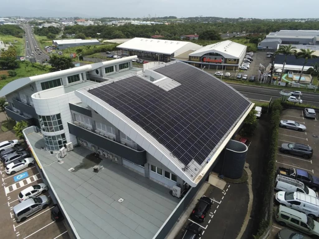 Vue drone d'un site industriel équipé d'une installation photovoltaïque