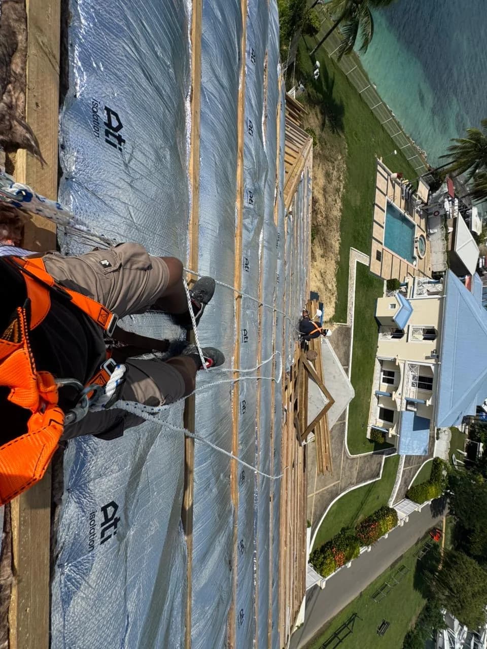 Vue intérieure d'un entrepôt avec isolant aluminium réfléchissant posé sous toiture