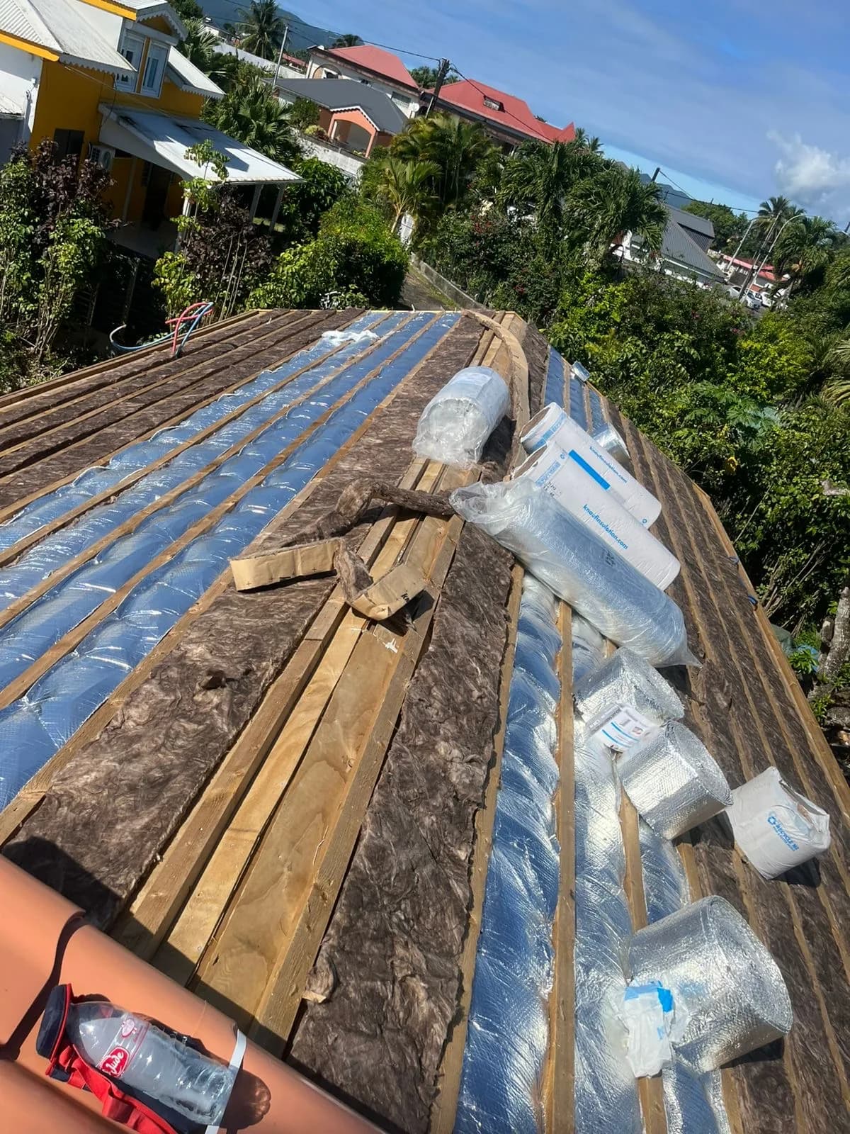 Vue d'une toiture en cours d'isolation chez un particulier en Guadeloupe