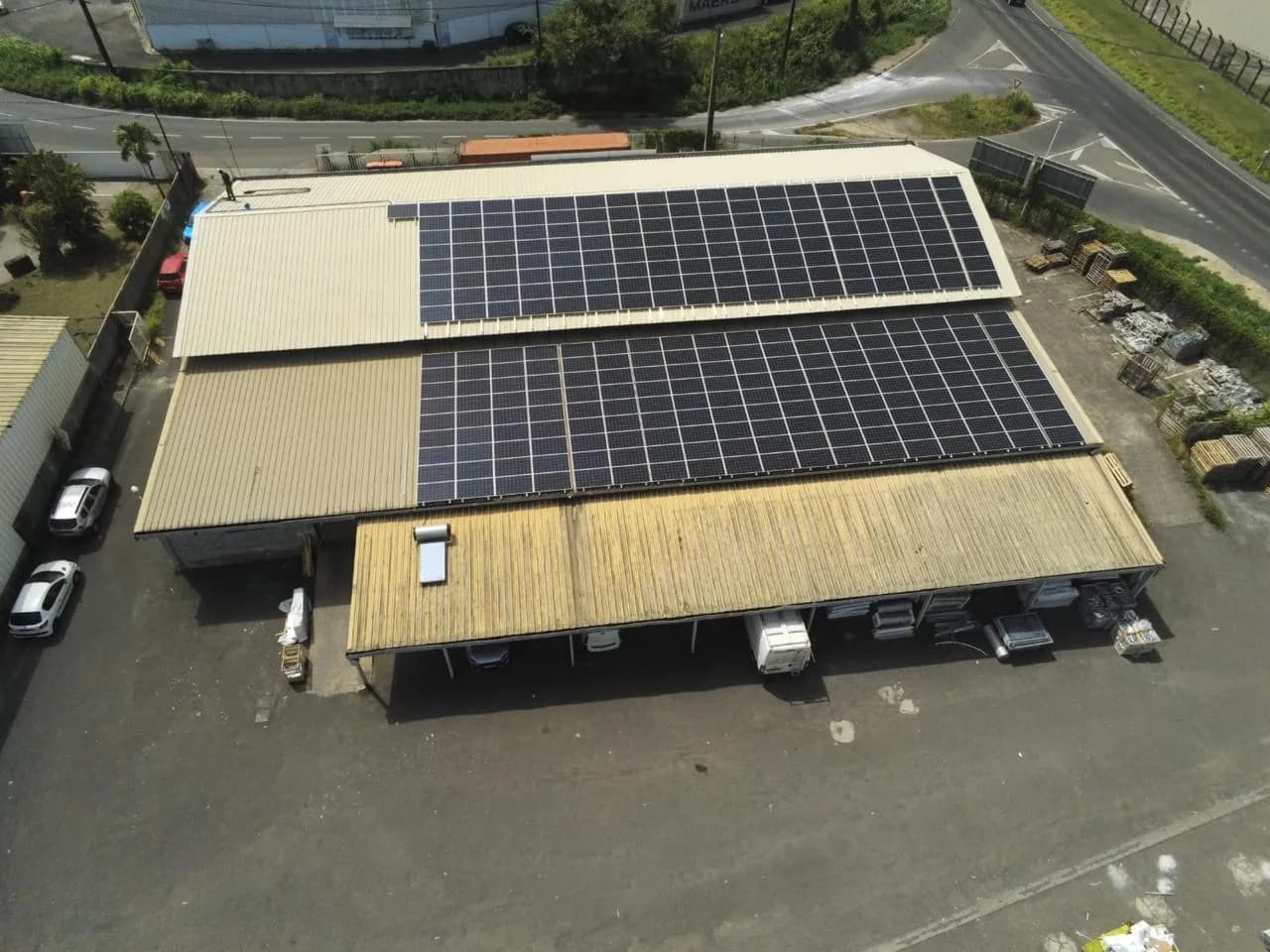 Vue drone d'une grande centrale photovoltaïque sur toiture industrielle