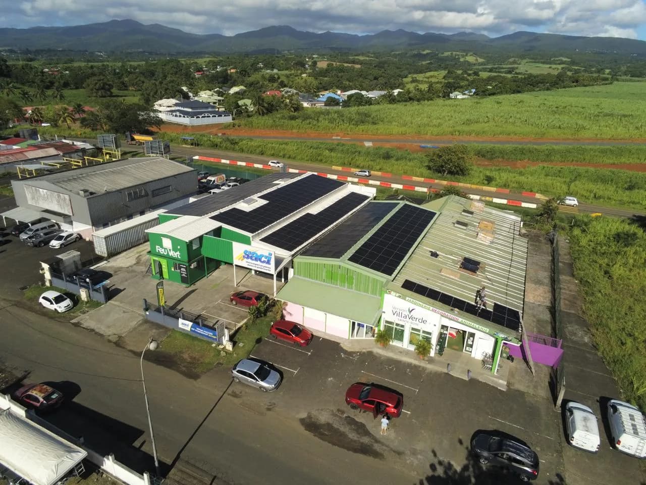 Vue drone d'une installation photovoltaïque à Sainte-Rose en Guadeloupe